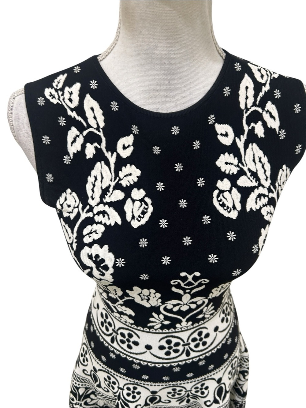 Alexander McQueen Black cream Floral Jacquard sleeveless fit & flare Dress small - Picture 5 of 9